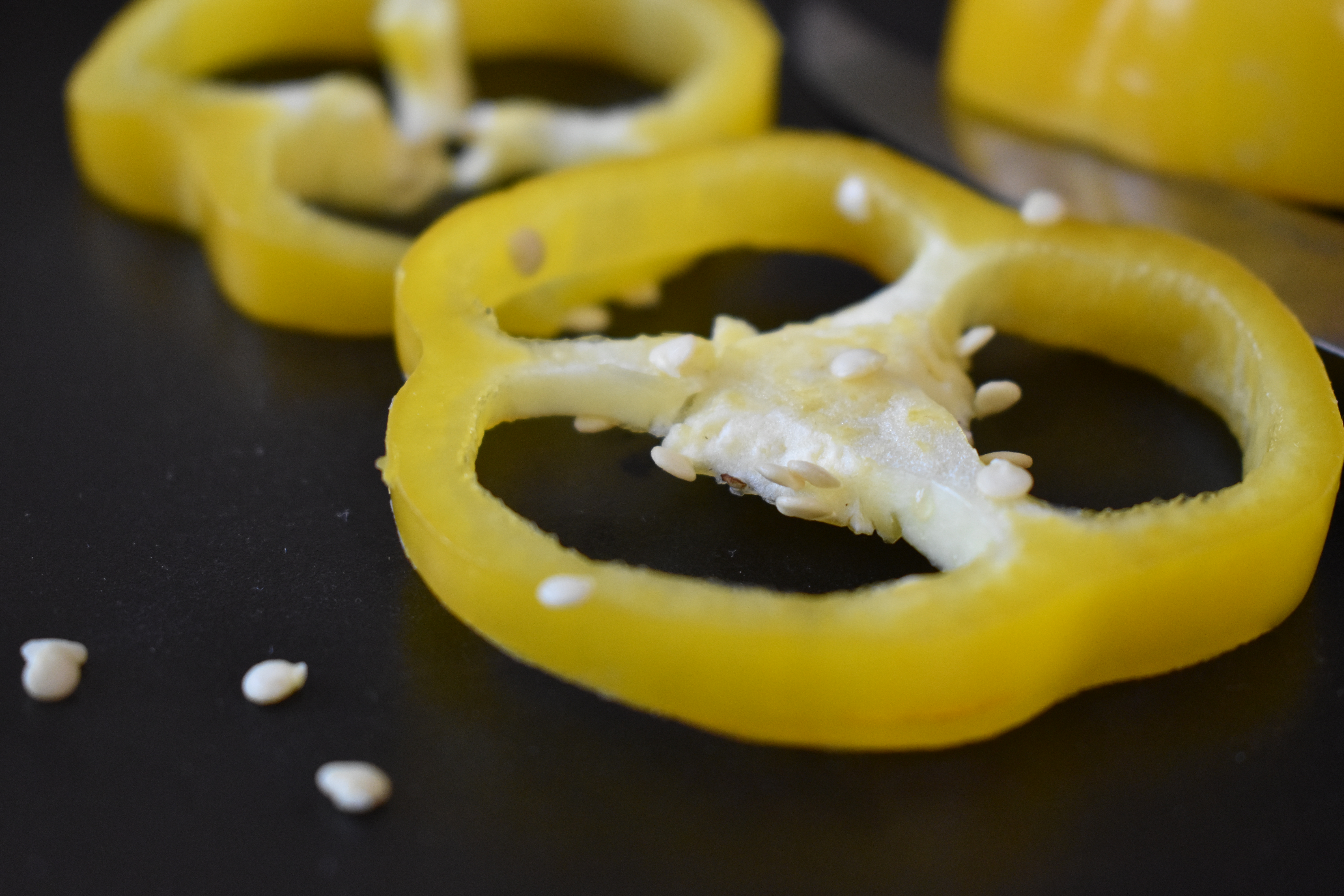 gelbe Paprikascheiben auf Tischplatte