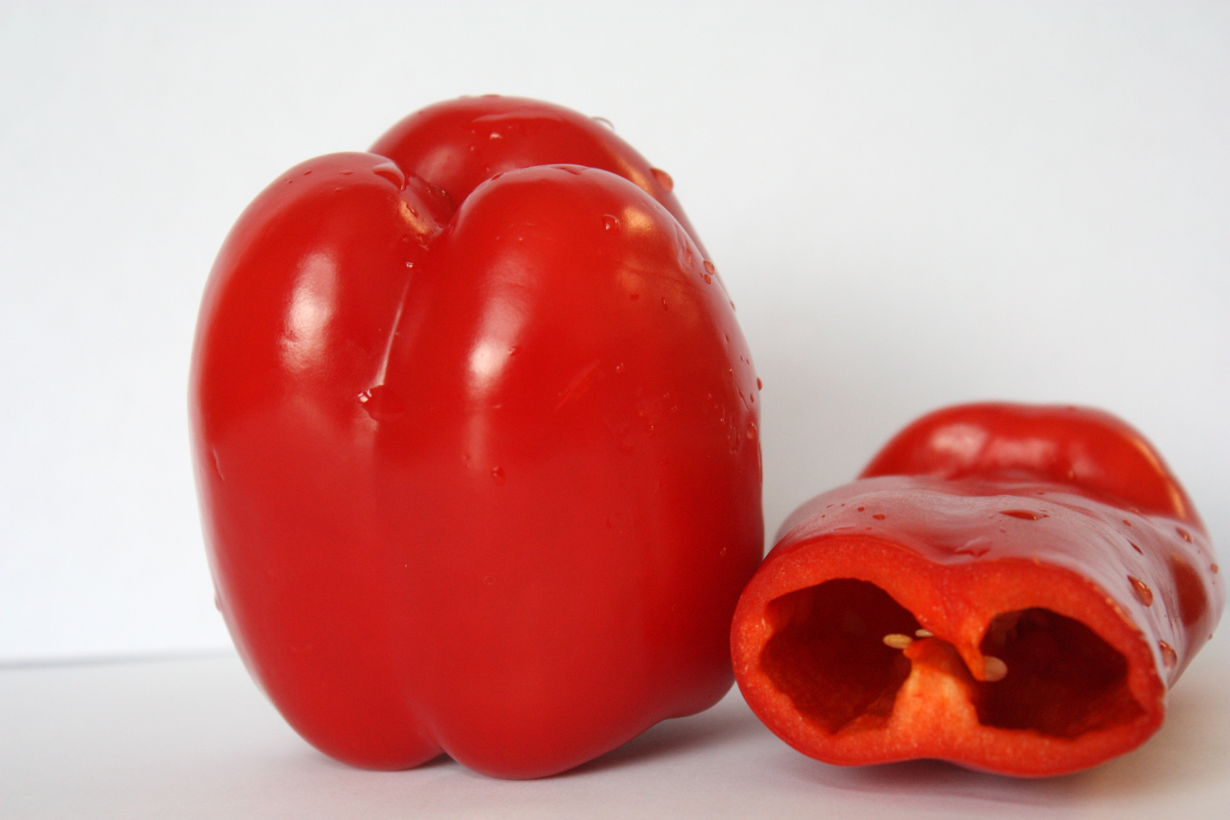 angeschnittene rote Paprika und ganze rote PAprika