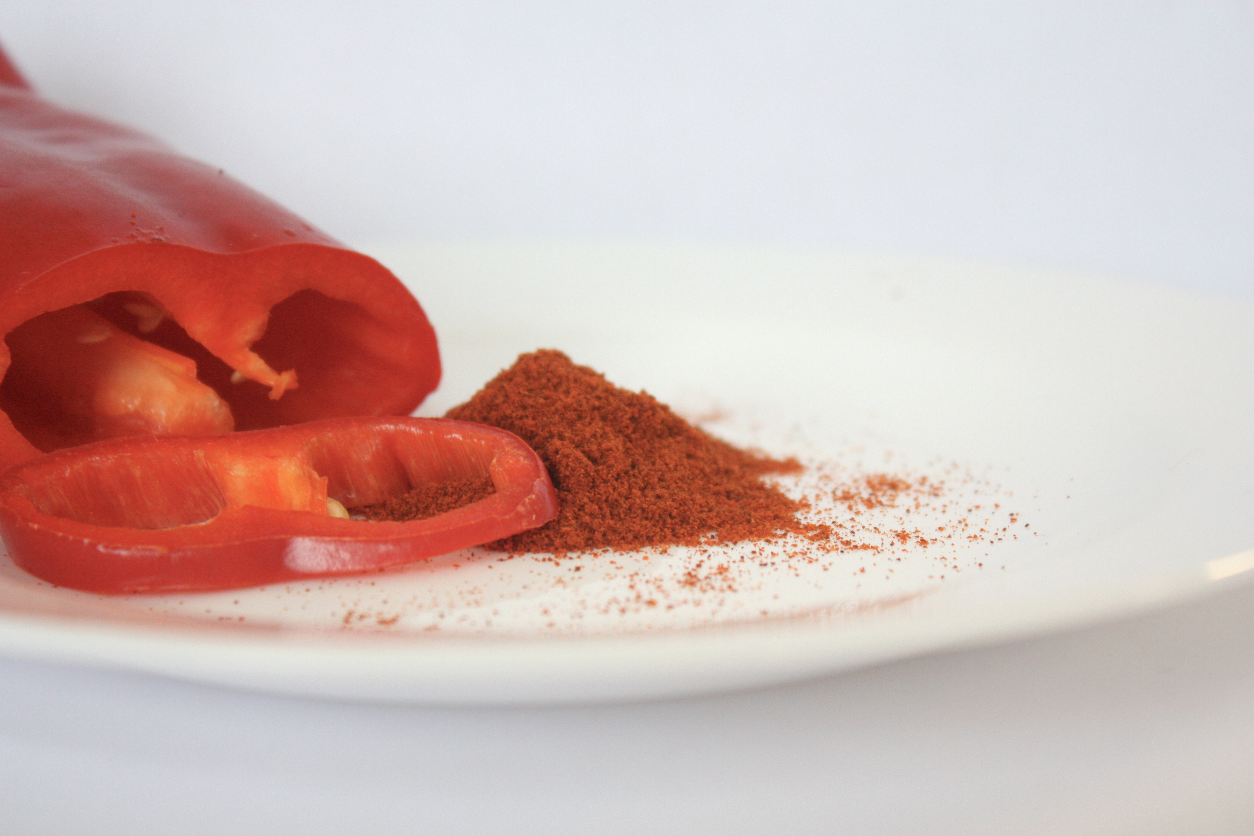 rote Paprika und Paprikapulver auf Teller