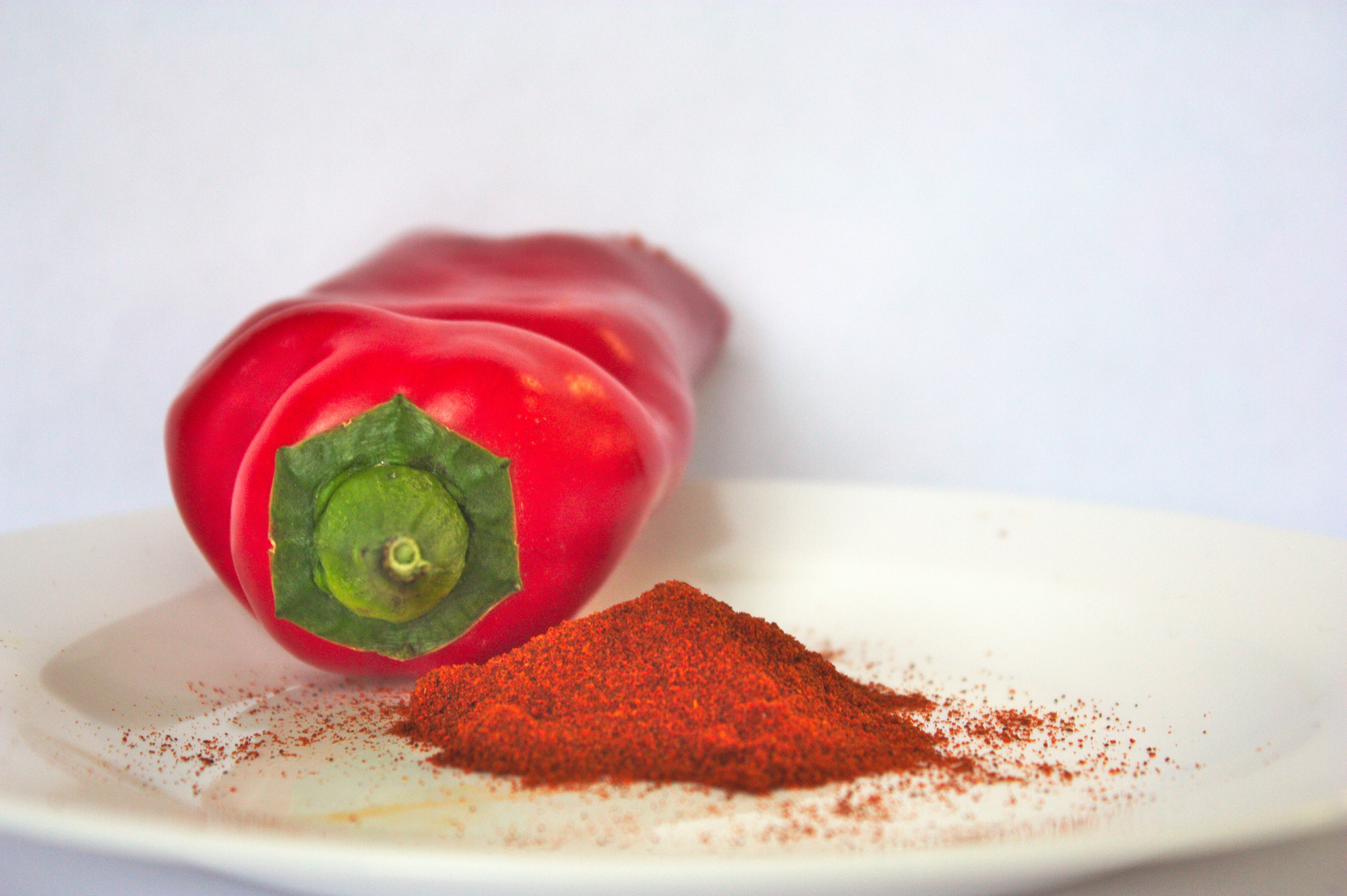 rote PAprika und Paprikapulver auf Teller